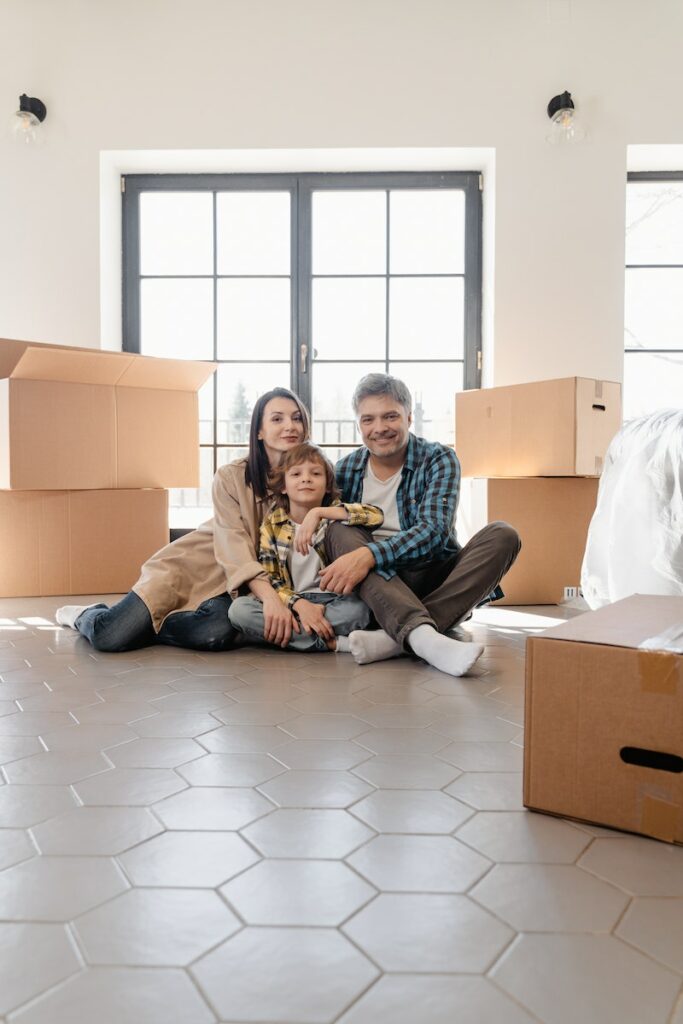 Couple avec un enfant en train de faire des cartons